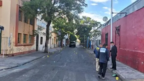 Dos adultos resultan heridos por múltiples balazos en plena vía pública en el centro de Santiago