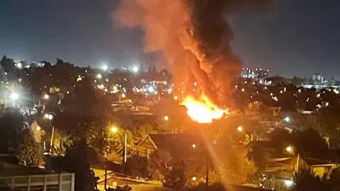 Problema con los grifos generó retraso: Voraz incendio consume dos casas en Conchalí