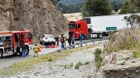Vehículo chocó de frente con un camión: Niña de 5 años fallece y varias personas resultan heridas tras grave accidente en Aysén