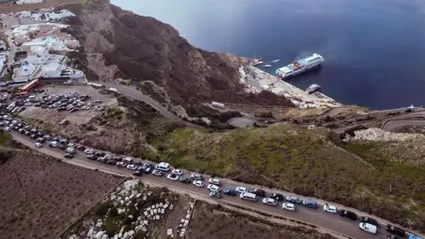 Se han registrado más de 600 sismos en pocos días: Miles de personas huyen por temor a temblores en la isla de Santorini