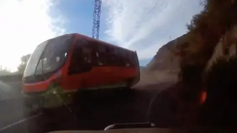 Micro con pasajeros pierde el control y realiza arriesgada maniobra para evitar precipitarse por un barranco en Valparaíso