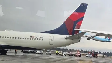 Choque ocurrió en plena pista: Captan momento en que avión colisiona con otra aeronave en el aeropuerto de Seattle