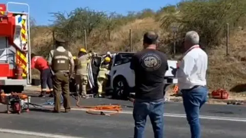 Dos personas fallecidas y un herido deja accidente frontal de alta energía entre camioneta y camión en Hualañé