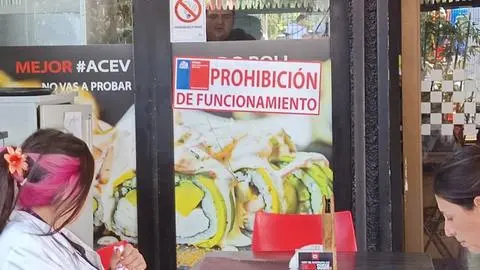 Al menos 44 personas intoxicadas: Prohíben funcionamiento de conocido local de sushi por alimentos en mal estado en Lo Barnechea