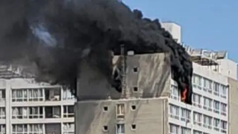 Se ordenó la evacuación de la torre: Grave incendio afectó a edificio de departamentos en el centro de Santiago