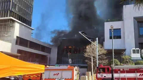 Trabajadores quedaron atrapados: Al menos seis personas fallecidas y 25 heridas deja voraz incendio en hotel de Corea del Sur