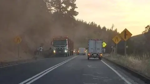 Auto colisionó con un camión: Una persona fallecida y cuatro heridos deja grave accidente de tránsito en ruta entre Los Sauces y Angol