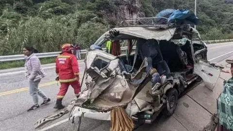 Fatal deslizamiento de tierra: Al menos tres personas fallecidas y cuatro heridas tras caída de roca sobre un furgón en Perú