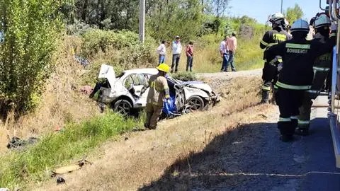 Vehículo chocó y terminó volcado: Una persona fallecida y dos heridos graves deja accidente de tránsito en ruta entre Cauquenes y Parral