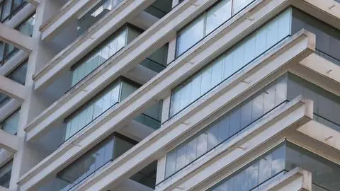 Víctima no ha podido ser identificada: Mujer adulta fallece tras caer desde el balcón de un departamento en el centro de Santiago