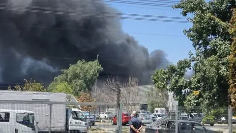 Acuden varias unidades de Bomberos: Enorme incendio afecta a bodegas en sector cercano al Aeropuerto de Santiago