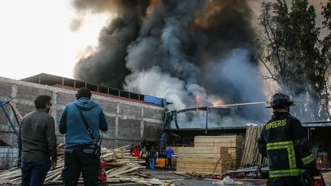 Preocupación por peligro de propagación: Incendio de grandes proporciones generó daños en fábrica de muebles en La Pintana