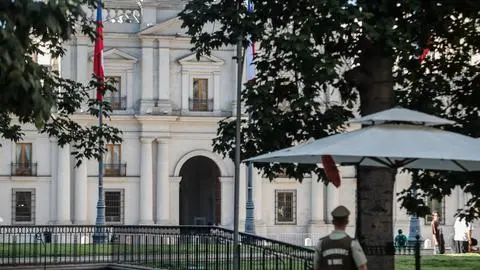 Habría perdido la vida producto de un disparo: Reportan muerte de un carabinero al interior del Palacio de La Moneda