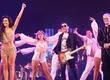 ¡Momento épico!: Claudio Narea, Emilia Dides y Kidd Voodoo abrieron la cuarta noche del Festival con éxito de Los Prisioneros