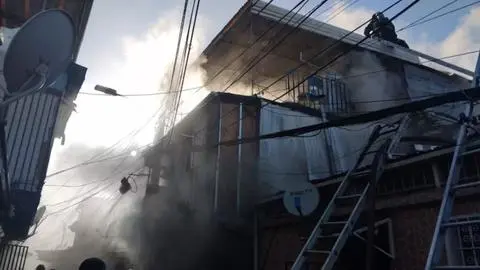 Incendio en cité afectó a 50 casas en Santiago: Acudieron cerca de 100 bomberos