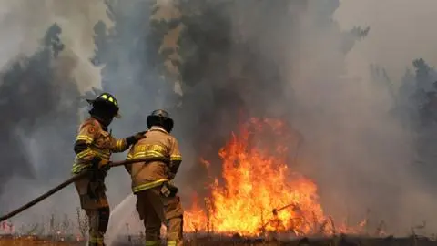 Incendio en Pitrufquén deja dos bomberos lesionados: Aún no se logra contener las llamas