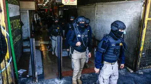 Masivo operativo policial en el Persa Biobío de Santiago: Participan más de 300 detectives