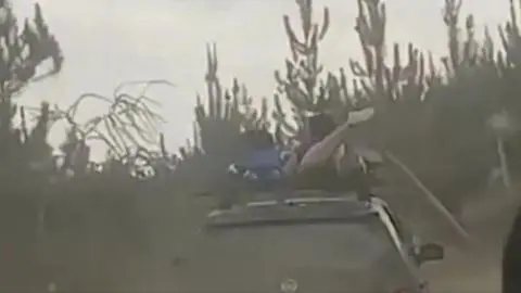 Video: Captan a menores de edad arriba de techo de vehículo en movimiento en Linares