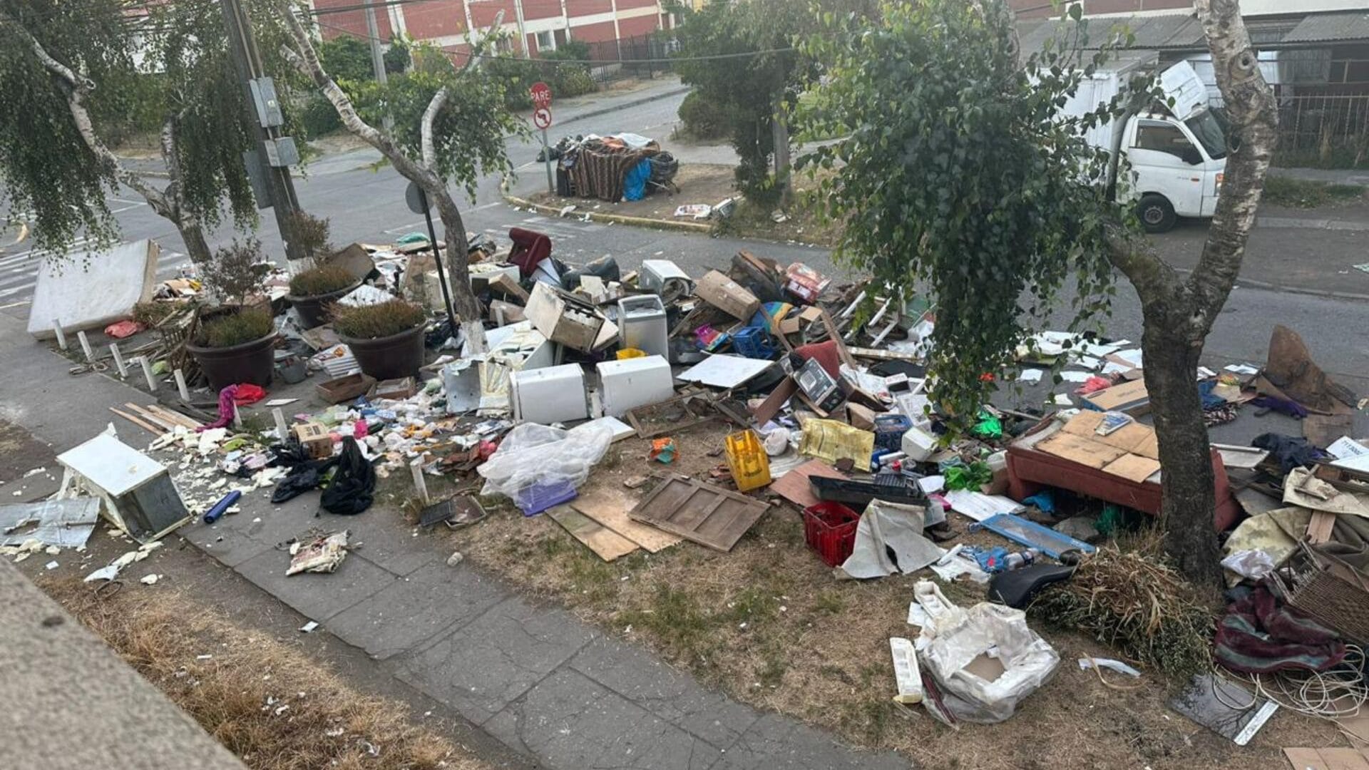Tras problema en “retiro de cachureos”: Sector Lorenzo Arenas de Concepción amanece repleto de basura