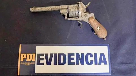 Recuperan revólver robado que fue usado en la Guerra del Pacífico: ¡Lo vendían en una feria libre de Quilpué en una insólita cifra!