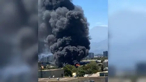 Incendio de grandes proporciones afectó a fábrica de reciclaje en San Joaquín