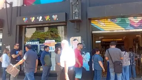 Reportan problemas en el servicio móvil de VTR: Clientes reclaman en sucursal de Concepción