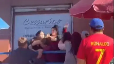 Captan pelea entre vendedoras ambulantes en Lota: Cinco mujeres fueron detenidas