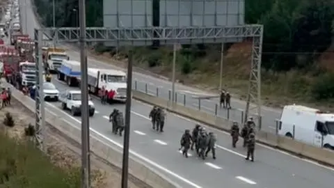 Familias bloquean la Ruta 160 con barricadas incendiarias en protesta contra eventual desalojo