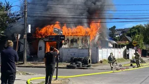 Incendio de gran magnitud en vulcanización de Concepción moviliza a Bomberos: Se propagó a vivienda