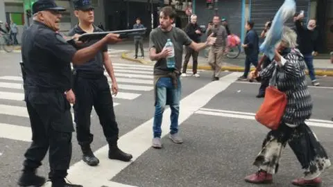 Gobierno de Milei recibe críticas transversales por violenta represión a adultos mayores