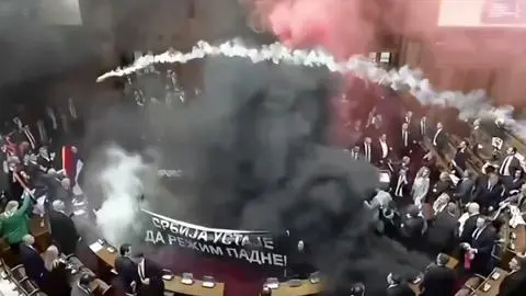 Diputados se lanzan bombas de humo y bengalas en plena sesión en el Congreso de Serbia