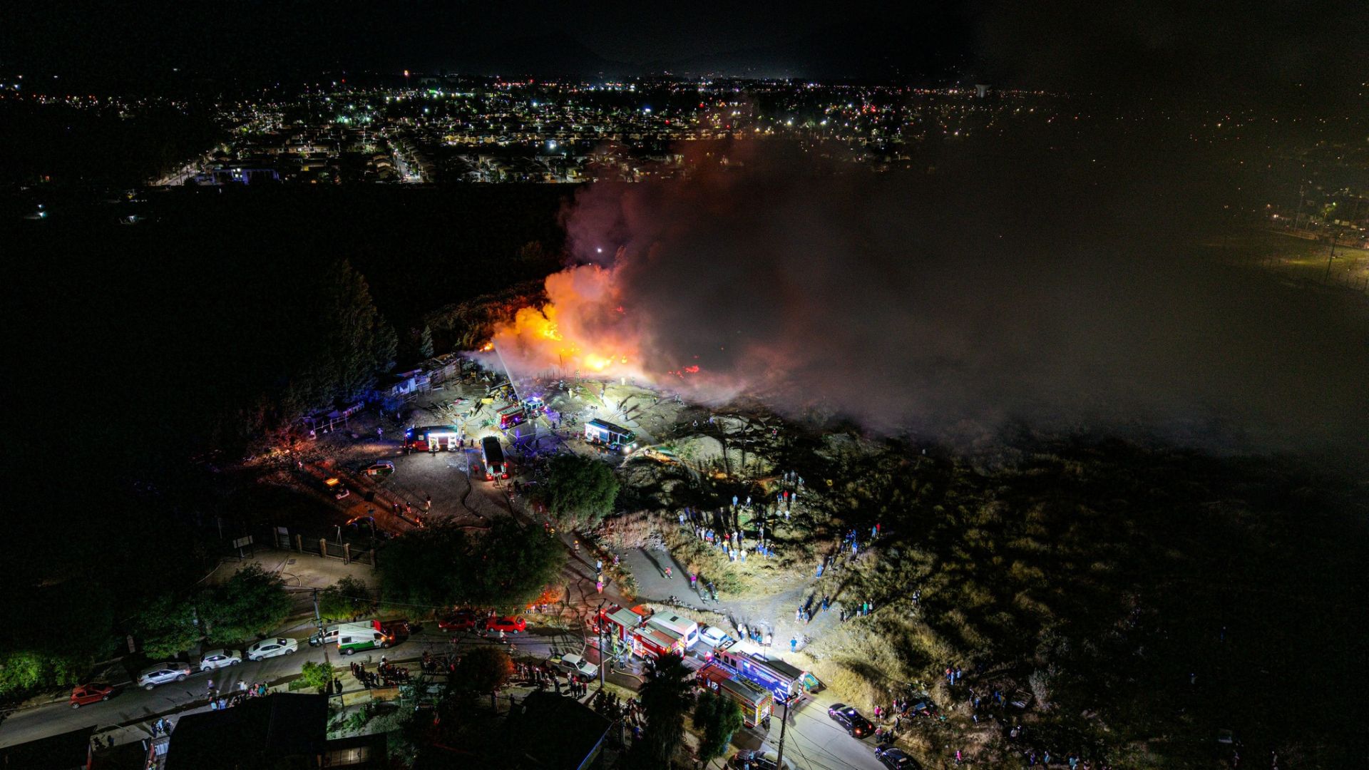 Incendio arrasa con al menos 15 viviendas en campamento de Buin: Vecinos acusan intencionalidad
