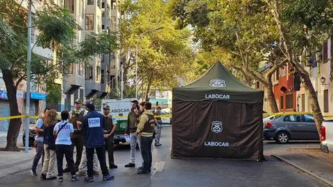 Doble homicidio con arma de fuego: Hombres mueren acribillados al interior de un auto en Santiago Centro