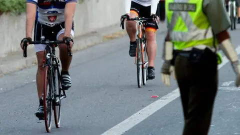 Trágico accidente entre ciclistas en ruta de Curarrehue deja una persona fallecida y otra herida: Inician investigación