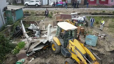 Demuelen vivienda que llevaba 15 años abandonada y era utilizada para el tráfico de drogas en Penco
