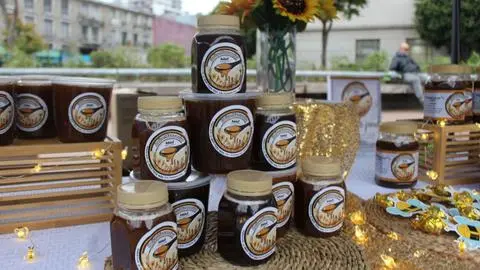Así se desarrolla la Feria “Miel y Plantas” en pleno centro de Concepción