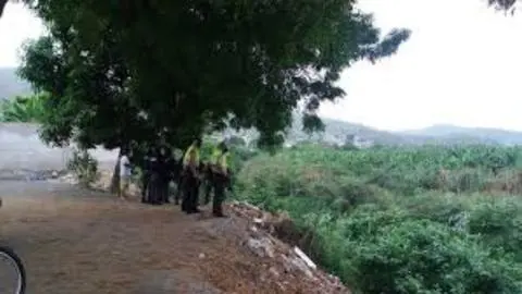 Hombre saltó al vacío para evitar ser asesinado por un sicario: Mercenario saltó detrás de él