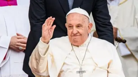 Tras casi un mes hospitalizado: Papa Francisco presenta evolución positiva en su complejo diagnóstico