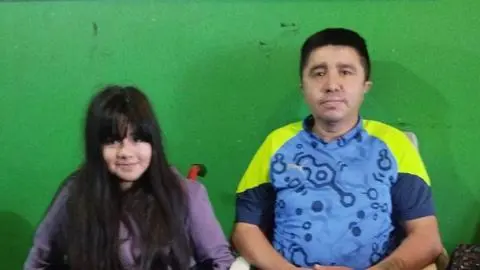 Padre de niña con “huesos de cristal” pide ayuda: Colegio de Coronel le solicitó que contrate una cuidadora para su hija