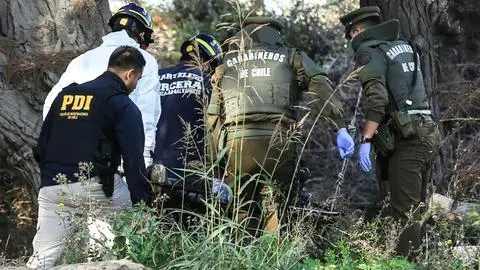 Hallan a hombre muerto en el cerro y luego a su esposa e hija fallecidas en su domicilio: Indagan parricidios y posterior suicidio en Santiago