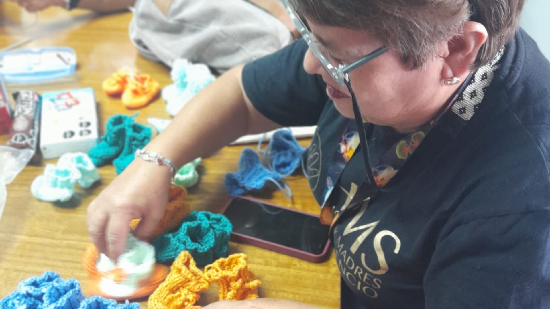 Familias víctimas de adopciones ilegales en Chile tejieron botitas para sus hijos robados