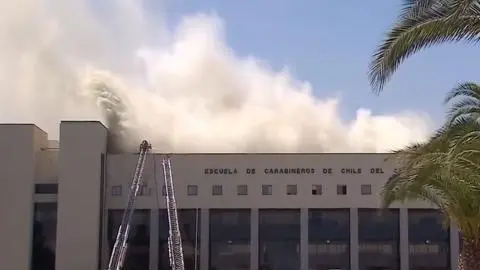 Incendio afecta a dependencias de la Escuela de Carabineros: Bomberos intenta controlar las llamas