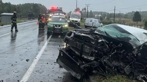 Camión chocó con una camioneta: Conductor fallece tras sufrir grave accidente de tránsito en la Ruta 5 Sur a la altura de Dalcahue