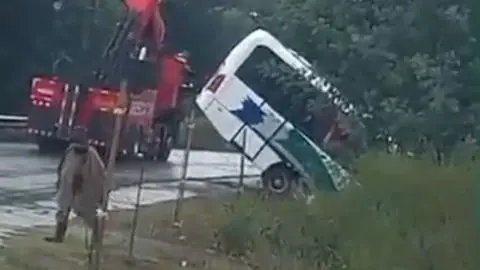 Bus de la locomoción colectiva chocó con una camioneta: Conductor fallece tras grave accidente de tránsito en Carahue