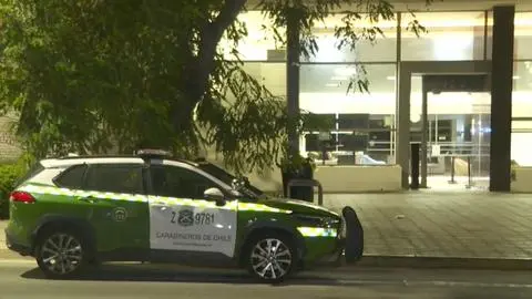 Sujetos llegaron hasta el subterráneo: Asesinan a un hombre en el estacionamiento de un edificio de departamentos en Santiago