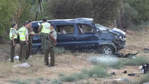 Furgón con trabajadores terminó volcado en una zanja: Una persona fallecida deja grave accidente de tránsito en Santa María