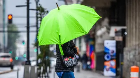 Fuerte río atmosférico llega esta semana con lluvia y viento a Chile: Afectará al menos a 5 regiones del país