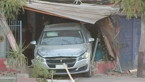 Auto terminó chocando con una casa: Investigan posible secuestro de una mujer tras fallida encerrona en La Granja