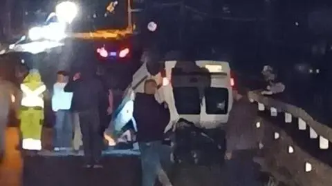 Vehículo chocó y terminó volcado: Una mujer fallecida y varios heridos deja grave accidente de tránsito en Salamanca
