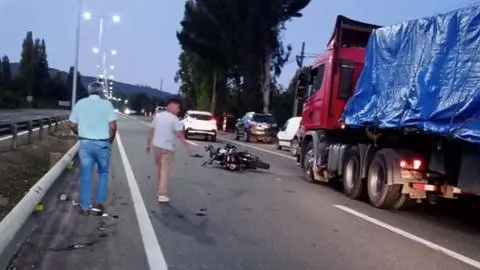 Vehículo menor sufrió violento choque: Conductor fallece tras sufrir grave accidente de tránsito en la Ruta 5 Sur a la altura de Loncoche